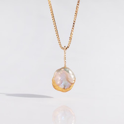 小さな桜色ケシパールのネックレス| 金箔パール　淡水パール　金箔　14kgf　40cm 3枚目の画像