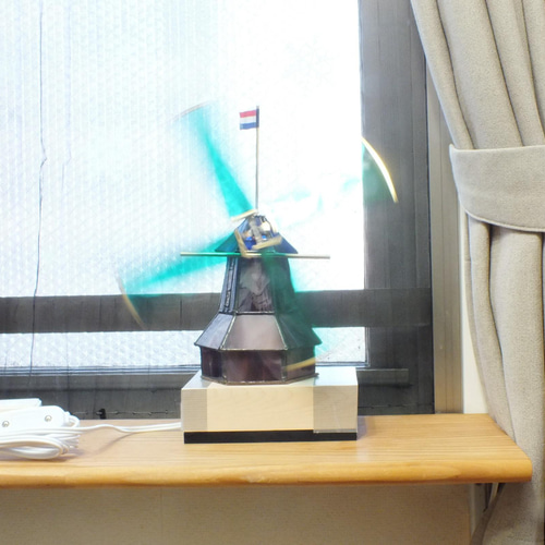 ステンドグラスの風車（オランダ）；ステンドグラス製のLEDランプ