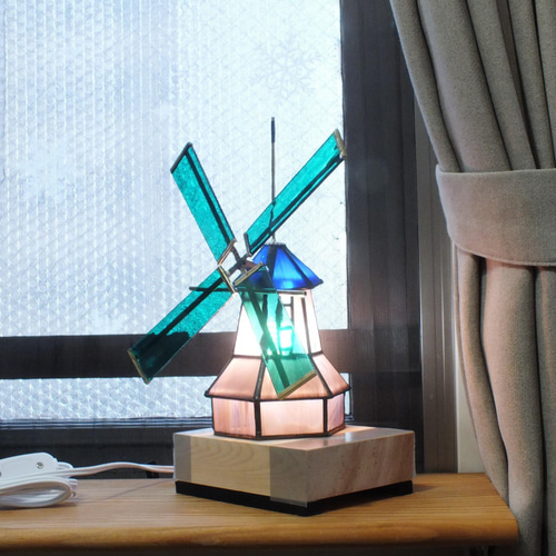 ステンドグラスの風車（オランダ）；ステンドグラス製のLEDランプ