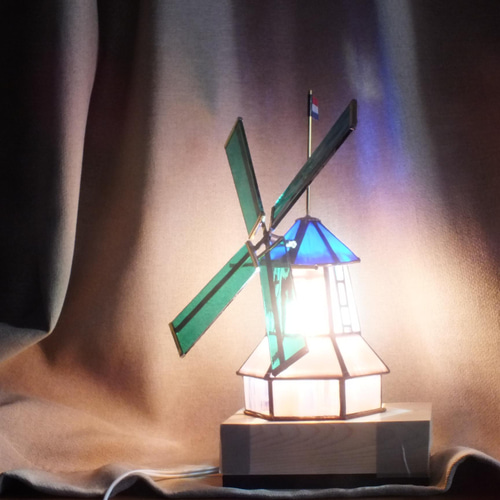 ステンドグラスの風車（オランダ）；ステンドグラス製のLEDランプ