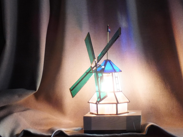 ステンドグラスの風車（オランダ）；ステンドグラス製のLEDランプ