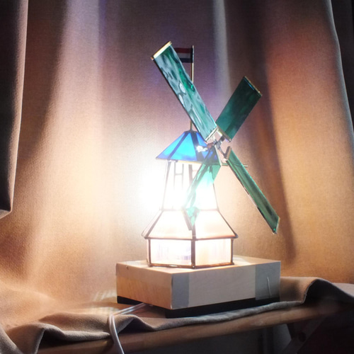 ステンドグラスの風車（オランダ）；ステンドグラス製のLEDランプ