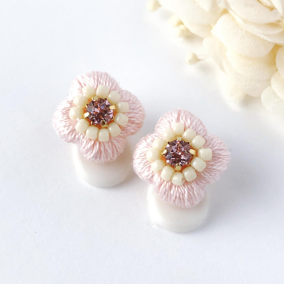 ちいさな桜の贈りもの。淡いソメイヨシノ色の刺繍イヤリング/ピアス 
