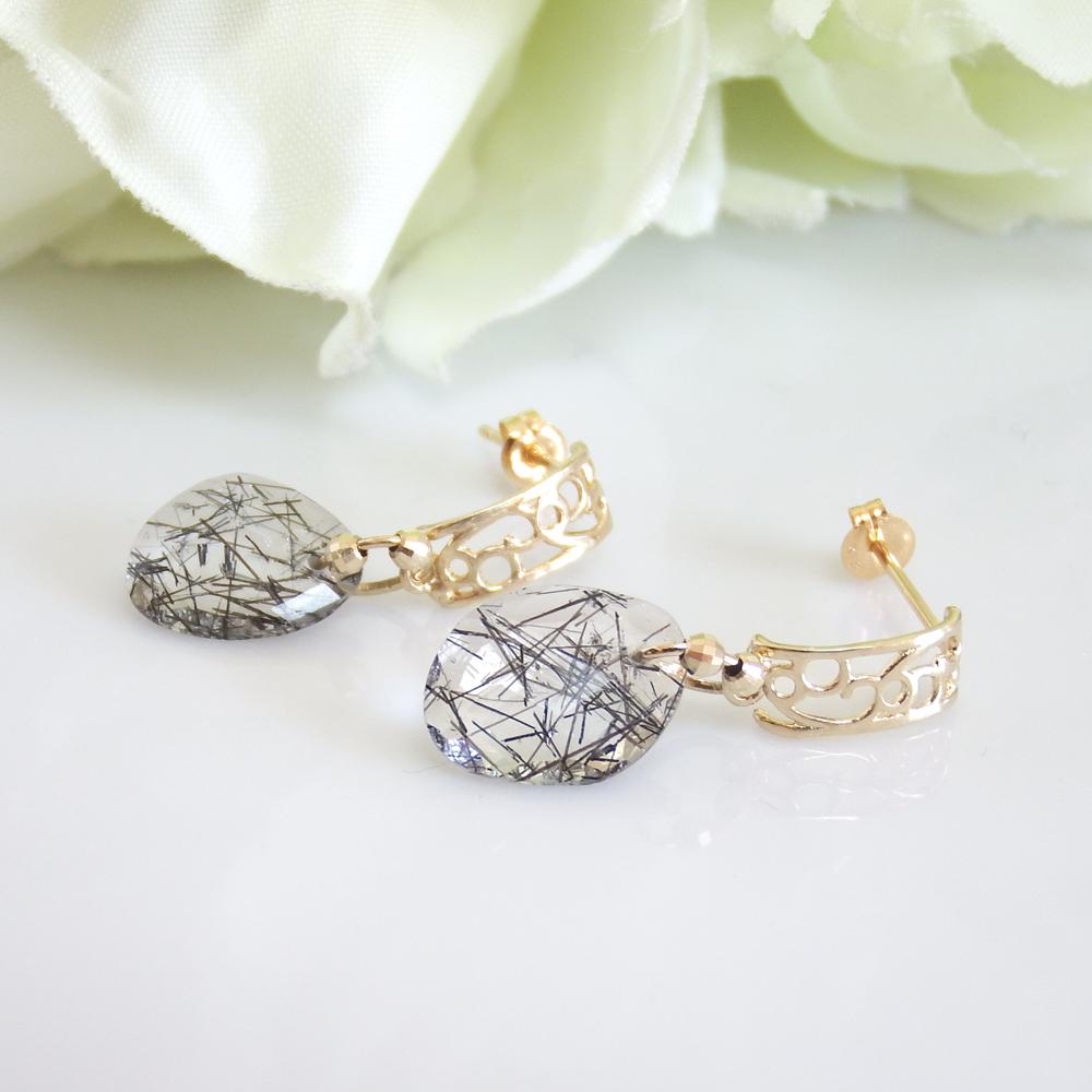 透かし模様バチカンとランダムカットのピアス　K１８ポスト　ブラックトルマリンインクォーツ　K10（１０金）