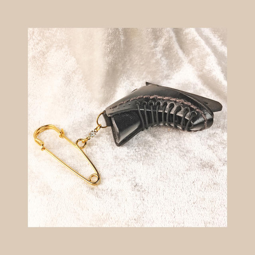 ブレードも革製！スケート靴のミニチュアブローチ 黒＋黒