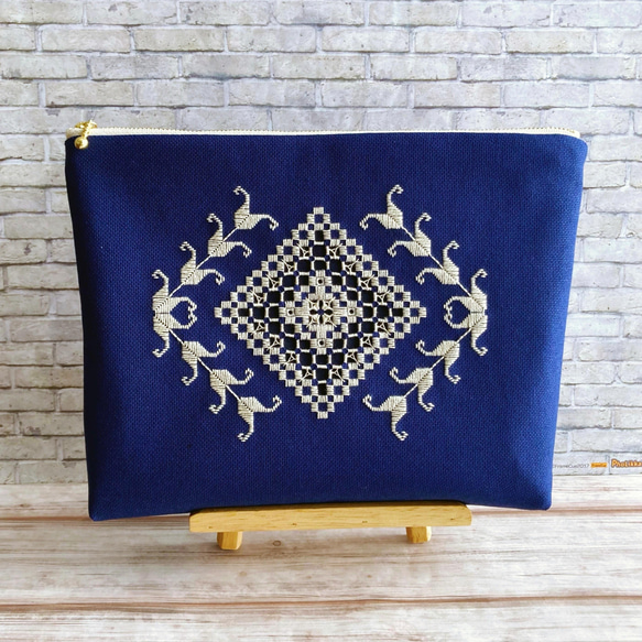 ハーダンガー刺繍の大きなポーチ（カードポケット付）ネイビー ポーチ