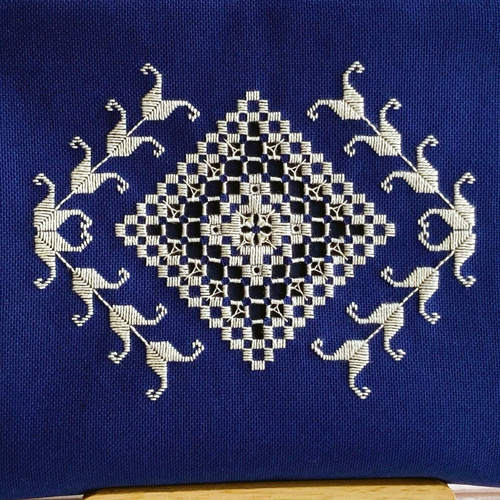 ハーダンガー刺繍の大きなポーチ（カードポケット付）ネイビー ポーチ