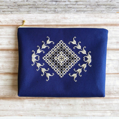 ハーダンガー刺繍の大きなポーチ（カードポケット付）ネイビー ポーチ