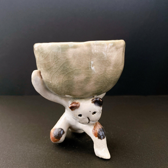 【父の日に猫陶器を送ろう】ぐい吞みを必死に抱える猫又のワイングラス 妖怪陶器 1枚目の画像