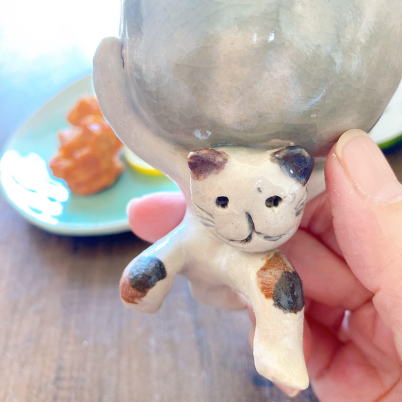 【父の日に猫陶器を送ろう】ぐい吞みを必死に抱える猫又のワイングラス 妖怪陶器 3枚目の画像