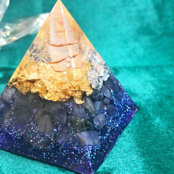 【超希少！】ピラミッド型Ⅱ オルゴナイト タンザナイト 金銀泊入り 5枚目の画像