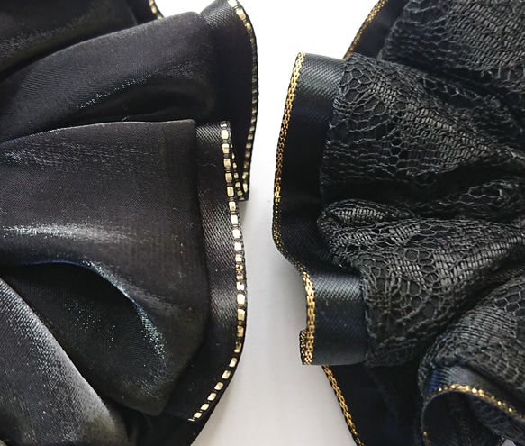 【上質なサテン・A・黒のリボン付き】オーロララメが施されたリボン付きのシュシュ☆バーガンディ（ジルコニアのチャーム付き） 6枚目の画像