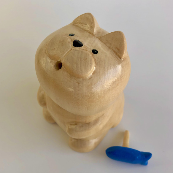 スパイスを出せる木彫りのネコ 2枚目の画像