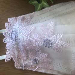 残りわずかです287 不織布マスクカバー　ピンク花刺繍チュールレース　肌面✨高級シルク 2枚目の画像