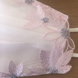 残りわずかです287 不織布マスクカバー　ピンク花刺繍チュールレース　肌面✨高級シルク 3枚目の画像