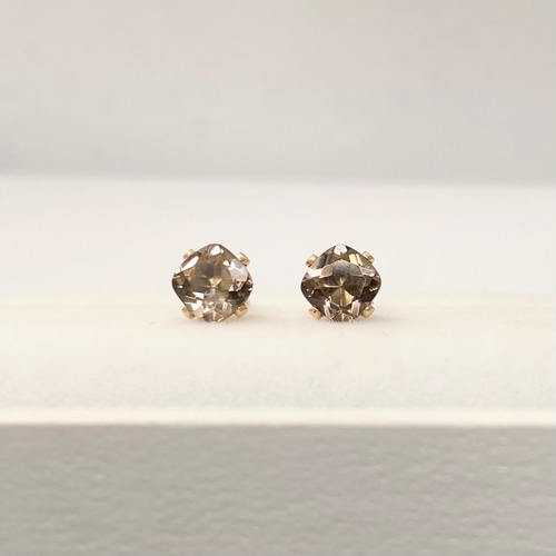 14kgf》4mm 天然石 スモーキークォーツのスクエアスタッドピアス