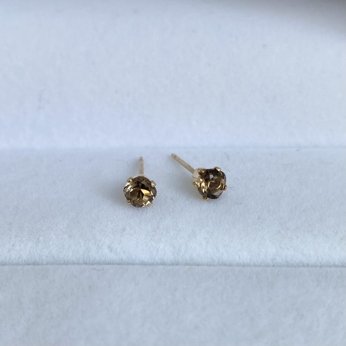 14kgf》4mm 天然石 スモーキークォーツのスクエアスタッドピアス