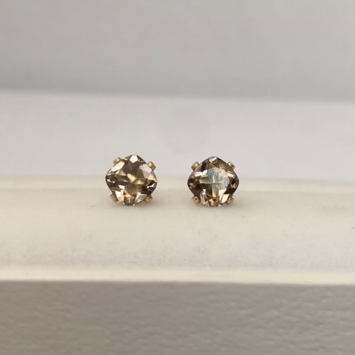 14kgf》4mm 天然石 スモーキークォーツのスクエアスタッドピアス