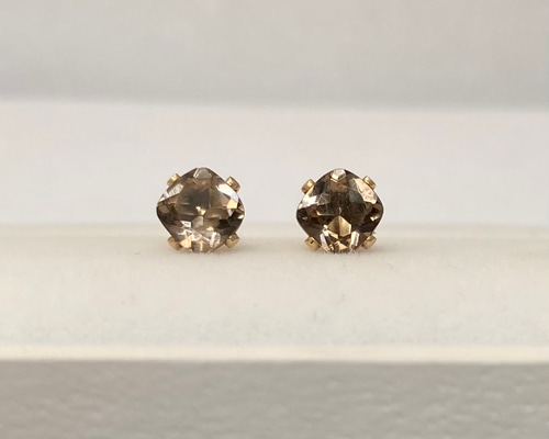 専用✳︎カービングスモーキークォーツ他　14kgf　天然石ピアス/イヤリング 14kgf》4mm 天然石 スモーキークォーツのスクエアスタッドピアス