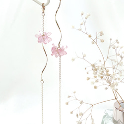 透き通るピンクのお花を集めたねじれスティックのマスクチェーン&メガネチェーン 8枚目の画像