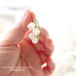 清楚でかわいらしい白蝶貝のすずらんの14kgfピアス　春の花アクセサリー 5枚目の画像