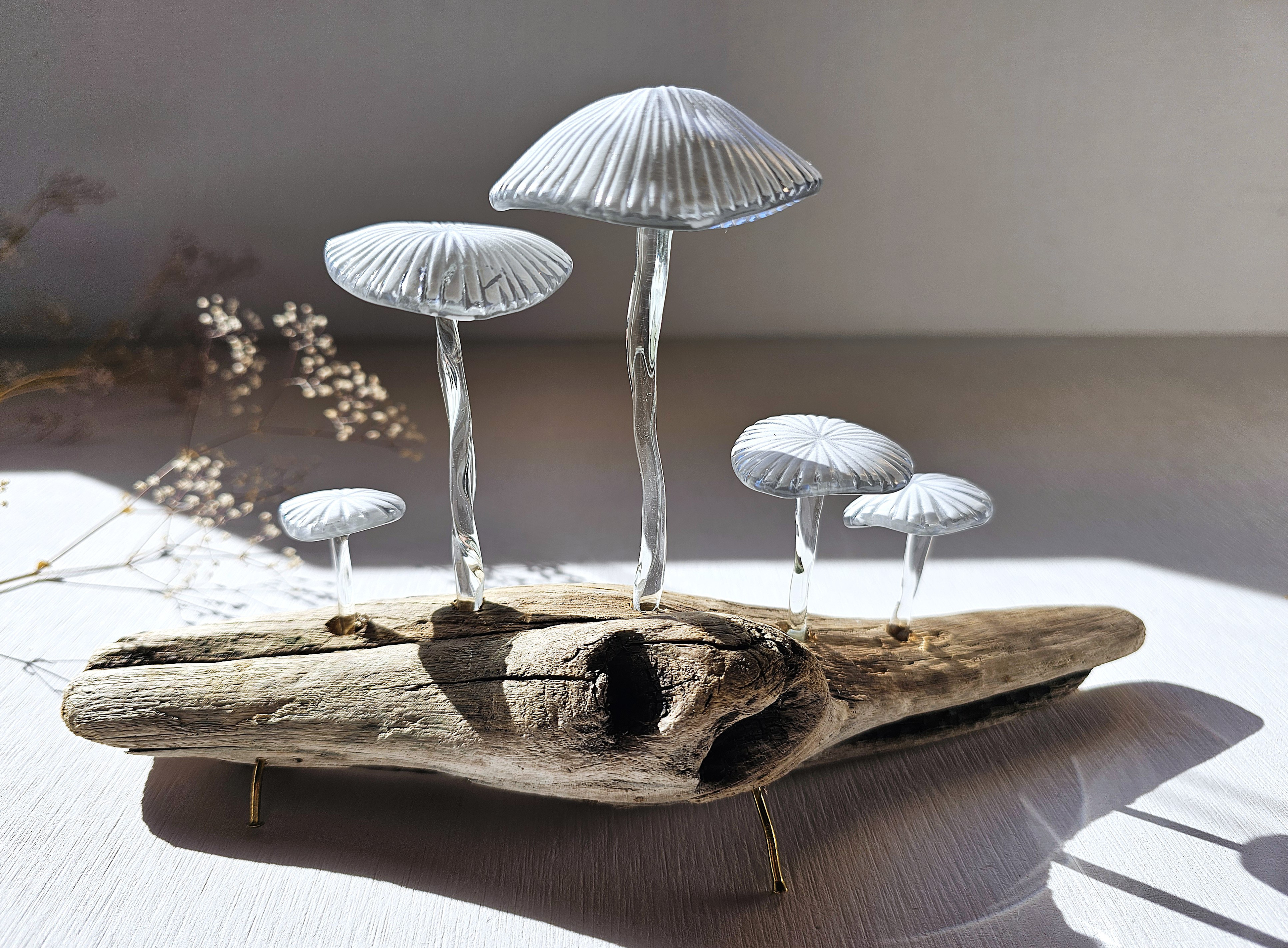 ガラスのキノコ　置物　オブジェ　黒と白の筋笠5本 7,488円