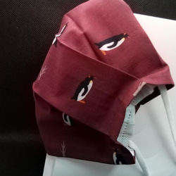 「キング風ペンギン（ワインレッド地）」の不織布マスク用布カバー 3枚目の画像