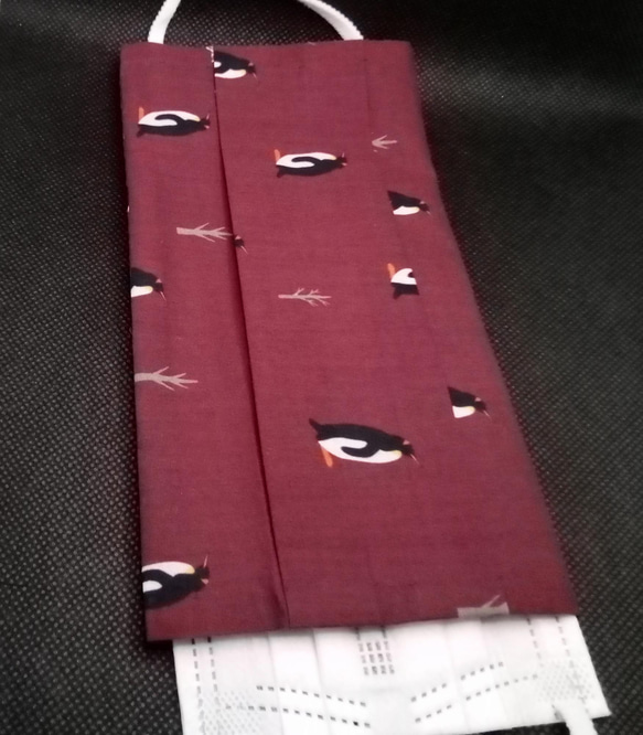 「キング風ペンギン（ワインレッド地）」の不織布マスク用布カバー 1枚目の画像