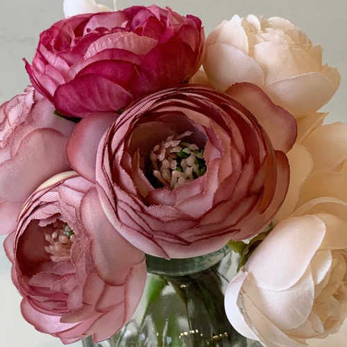 コロンと可愛いラナンキュラスのアンティークガラス花瓶アレンジ