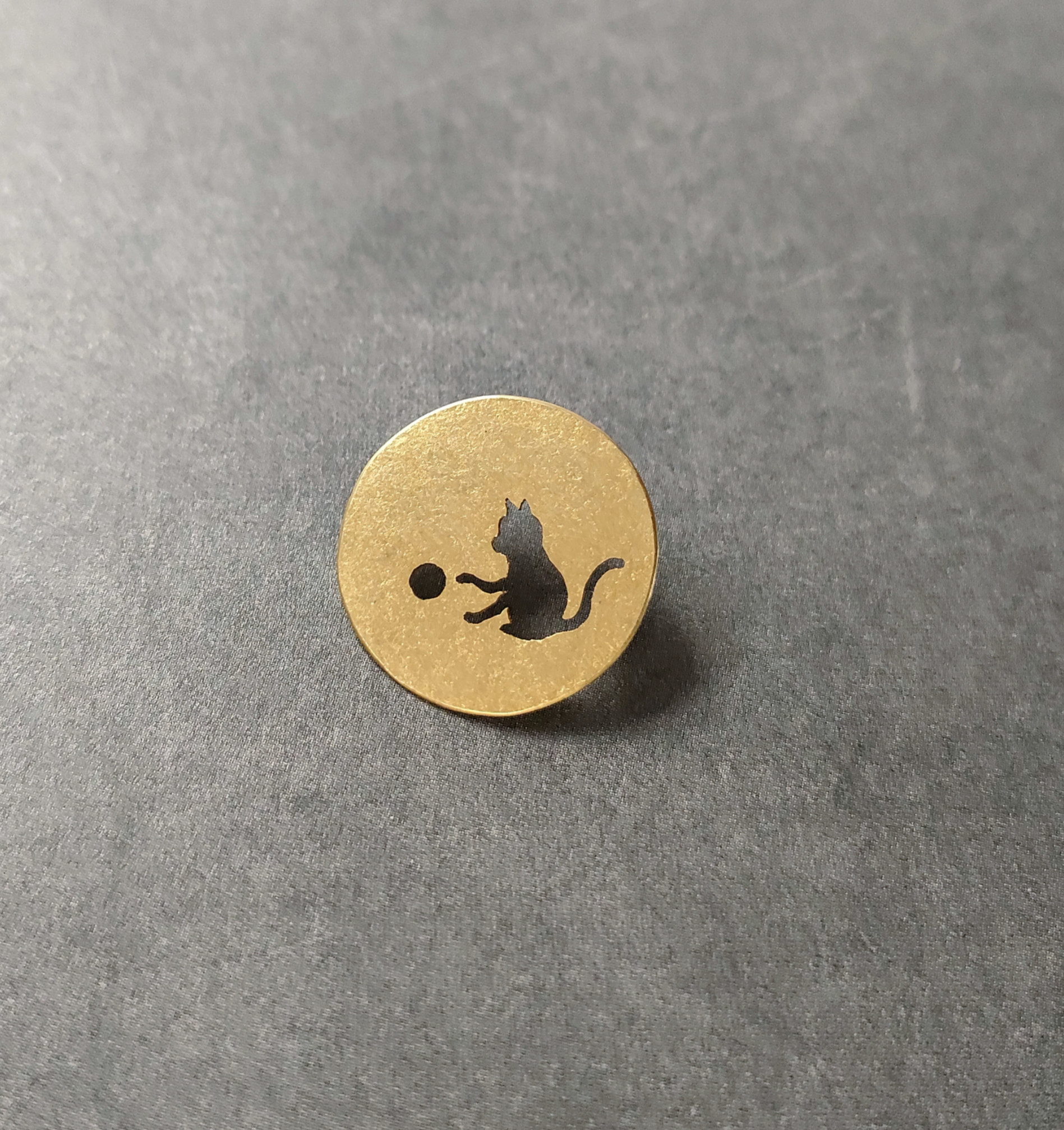 猫と毬 真鍮ピンバッチ