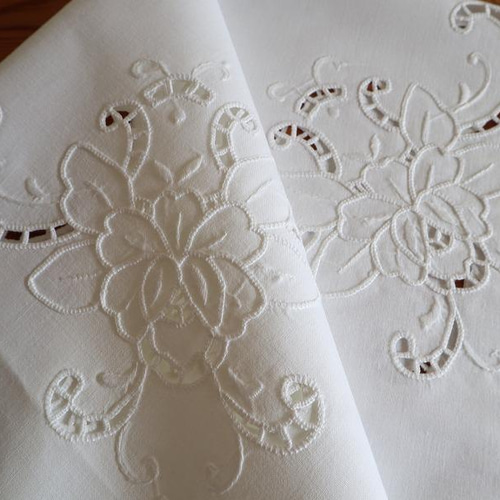 フランスの手仕事/白いお花の手刺繍とレースのテーブルクロス