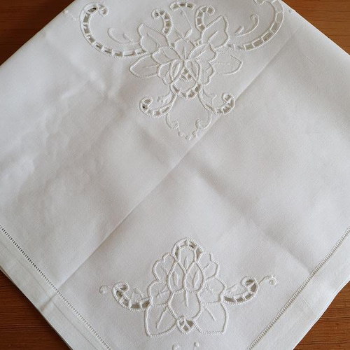 【ふるさと割】 ドイツの手仕事/白いお花のカットワーク刺繍 生地 未使用 アンティーク雑貨