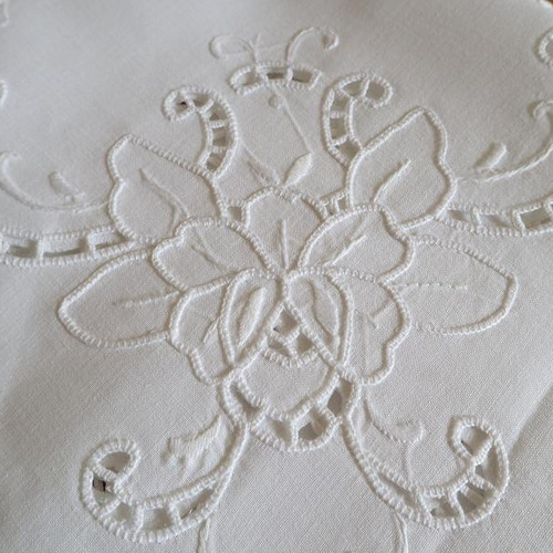 フランスの手仕事/白いお花の手刺繍とレースのテーブルクロス