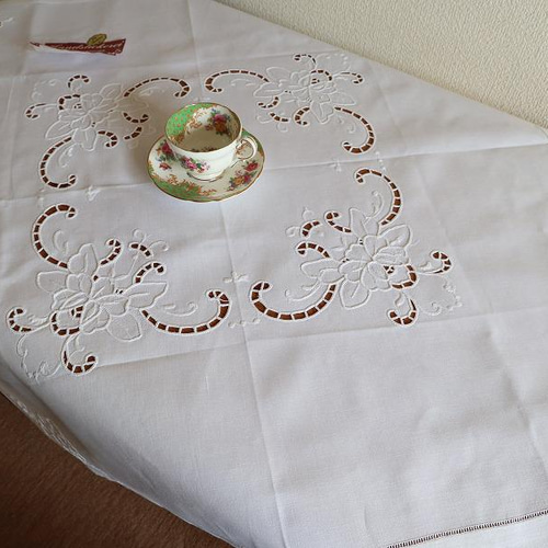 速くおよび自由な ドイツの手仕事/白いお花のカットワーク刺繍 生地 未使用 アンティーク雑貨