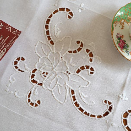 見事な創造力 ドイツの手仕事/白いお花のカットワーク刺繍 未使用 生地 アンティーク雑貨