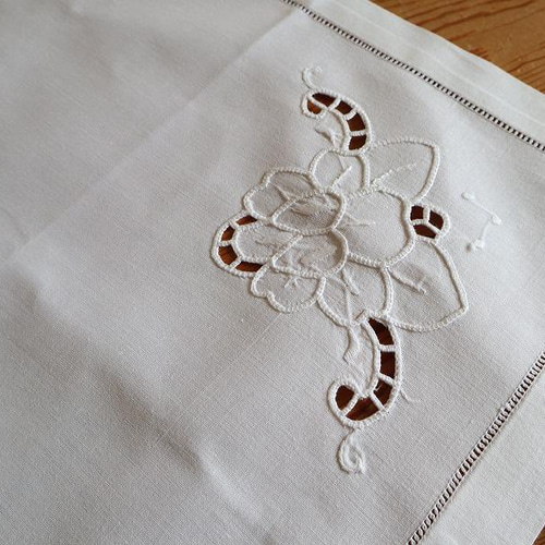 ドイツの手仕事/白いお花のカットワーク刺繍 生地 未使用