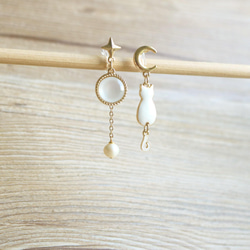 金色不對稱夾式耳環, 配上天然淡水珍珠, 金色北極星及月亮耳飾, 白色猫猫吊飾, 使用日式透明塑膠耳夾 第4張的照片