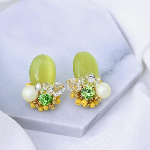 グリーン オーバル ビジューピアス or イヤリング | 黄緑 | ビタミン 