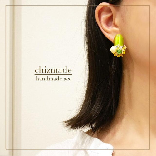 グリーン オーバル ビジューピアス or イヤリング | 黄緑 | ビタミン  