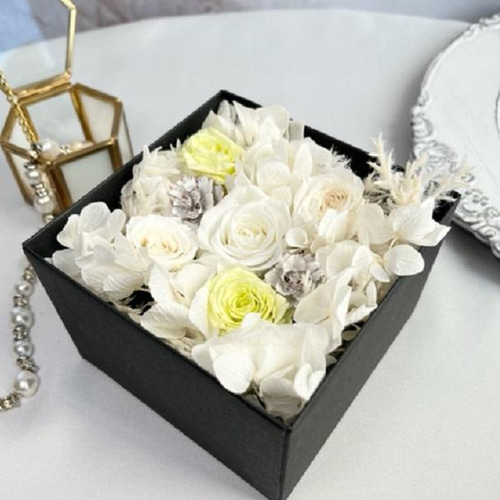 プリザーブドフラワーボックス 白いバラ【無料ラッピング