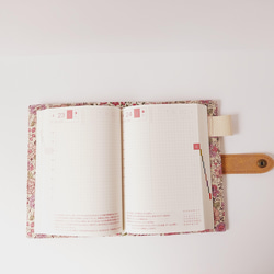 ほぼ日手帳オリジナルカバー 留め具で開き防止 ペンホルダー付き 文庫本(A6サイズ) 布 日記*花柄 ピンクwp 2枚目の画像