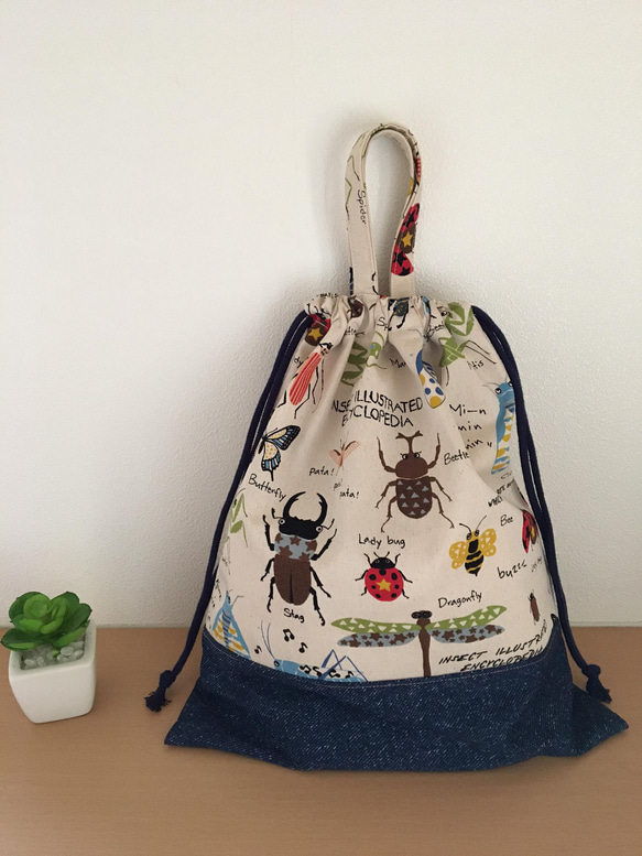 持ち手付き巾着袋 上靴入れ 昆虫図鑑柄×ブラック 持ち手付き巾着袋