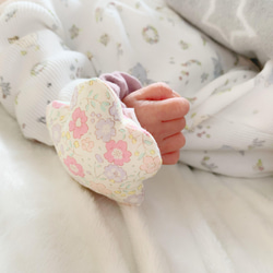 お花のリストラトル☆ガラガラ☆にぎにぎ☆出産祝い☆プチギフト☆赤ちゃんのおもちゃ 3枚目の画像