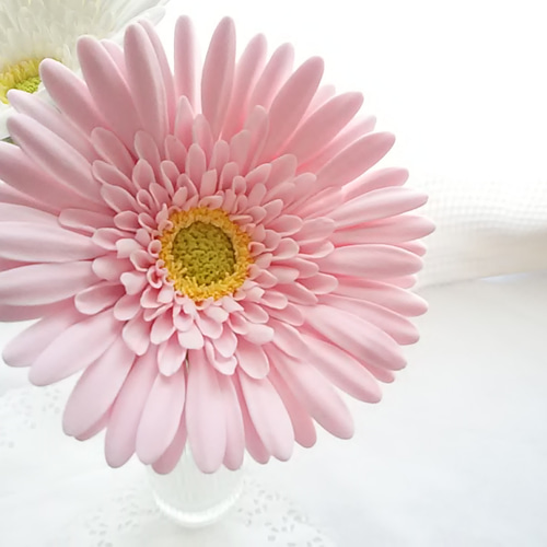 受注制作》❁ミルキーホワイトとベビーピンクのクレイフラワーガーベラ