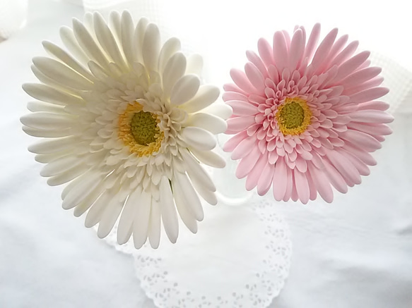 【訂做】❁乳白色和淡粉紅色黏土花非洲菊2件套，室內花，單花花瓶❁ 第11張的照片