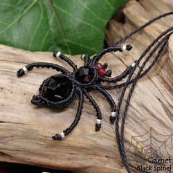 艶やかな黒い宝石『ブラックスピネル』蜘蛛マクラメ編トップネックレス 2枚目の画像