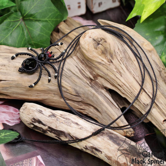 艶やかな黒い宝石『ブラックスピネル』蜘蛛マクラメ編トップネックレス 4枚目の画像