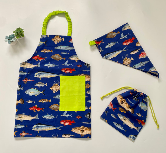 お魚柄☆120〜130こどもエプロン、三角巾、巾着の3点セット 1枚目の画像