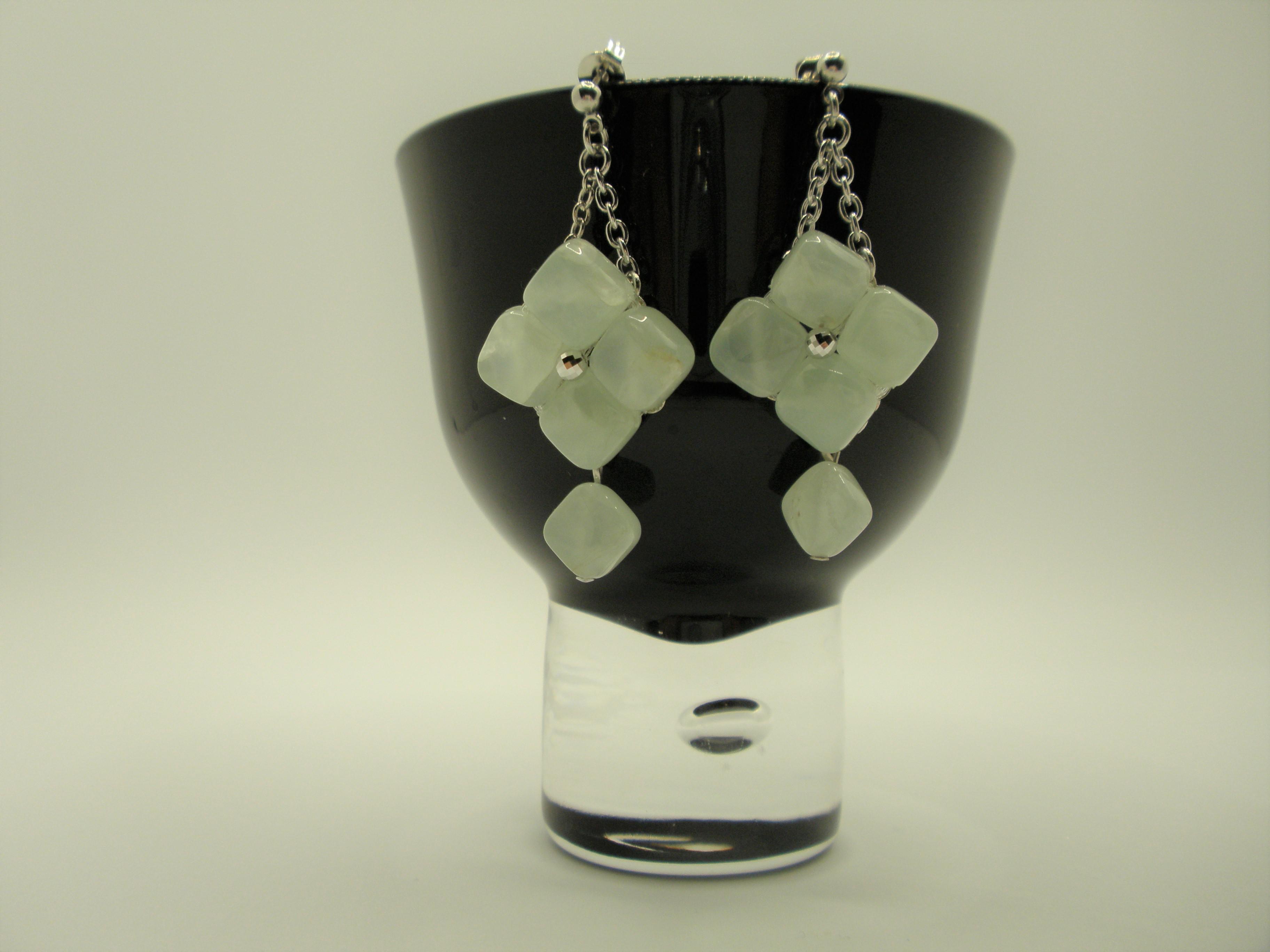 マスカットグリーンのフルーティーな美しい色合いの”プレナイト”のピアス