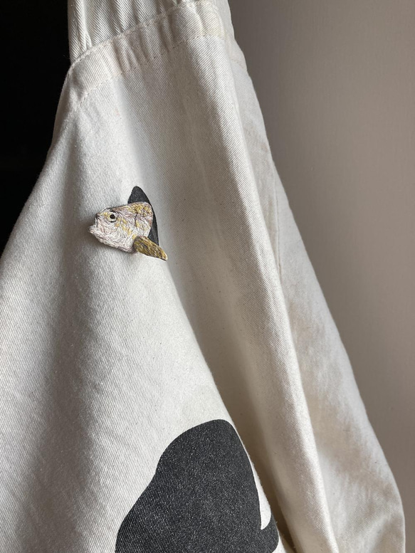 #03 魚 - 黃尾姬鯛 Goldflag Jobfish: 手工刺繡胸針 第1張的照片